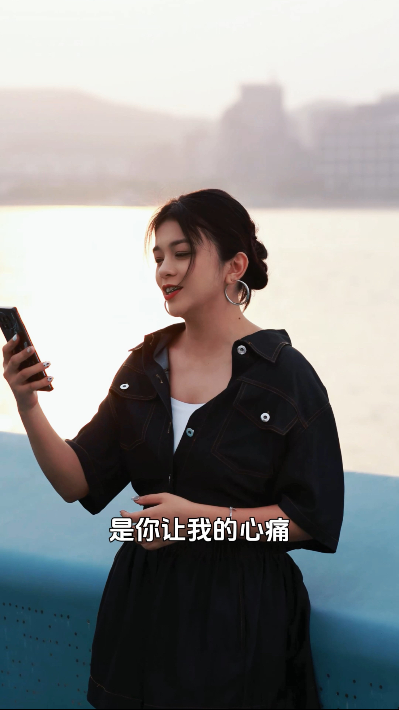 是你让我的心痛一天比一天深～