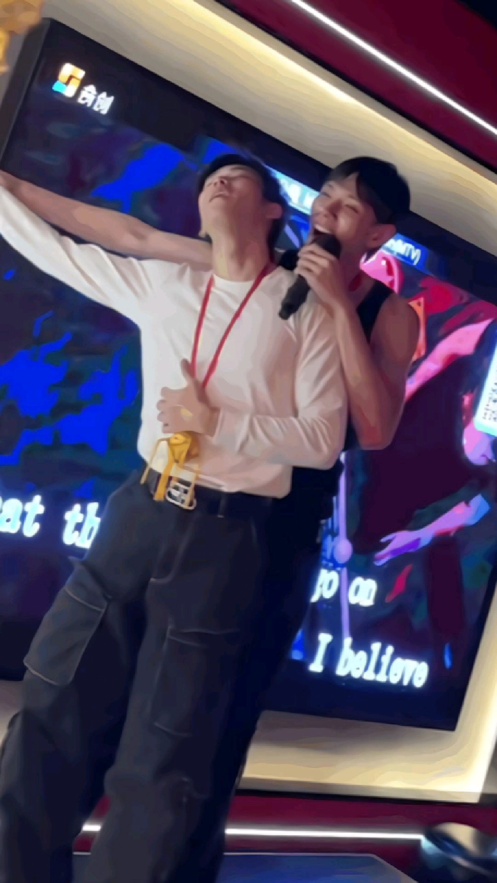 怎么说,这俩人私下也是嗨翻啦,KTV里缠缠绵绵,羡慕双男主啊