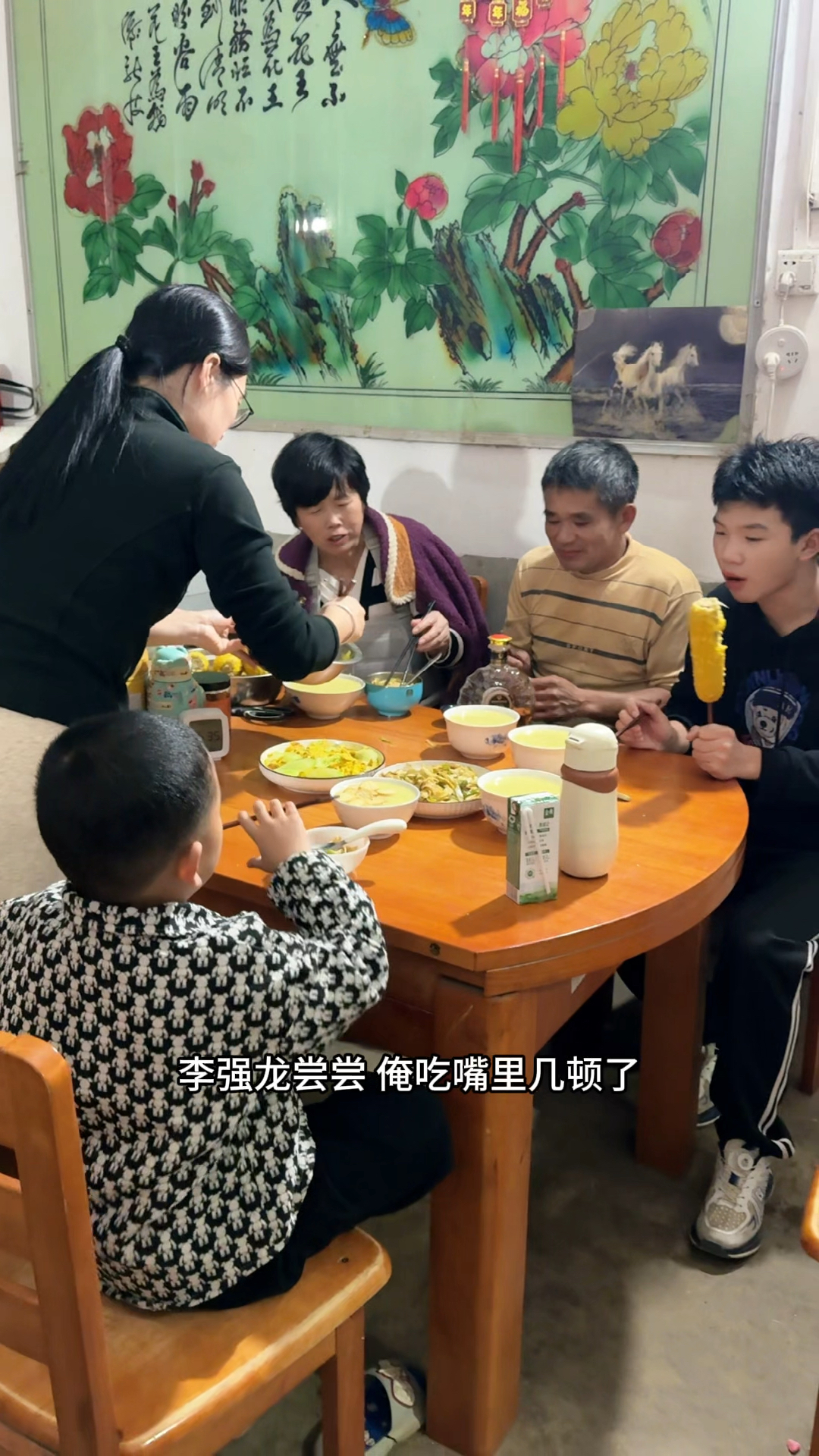 强龙放学回家了,我来炒一盘豆皮,一家人吃的津津有味