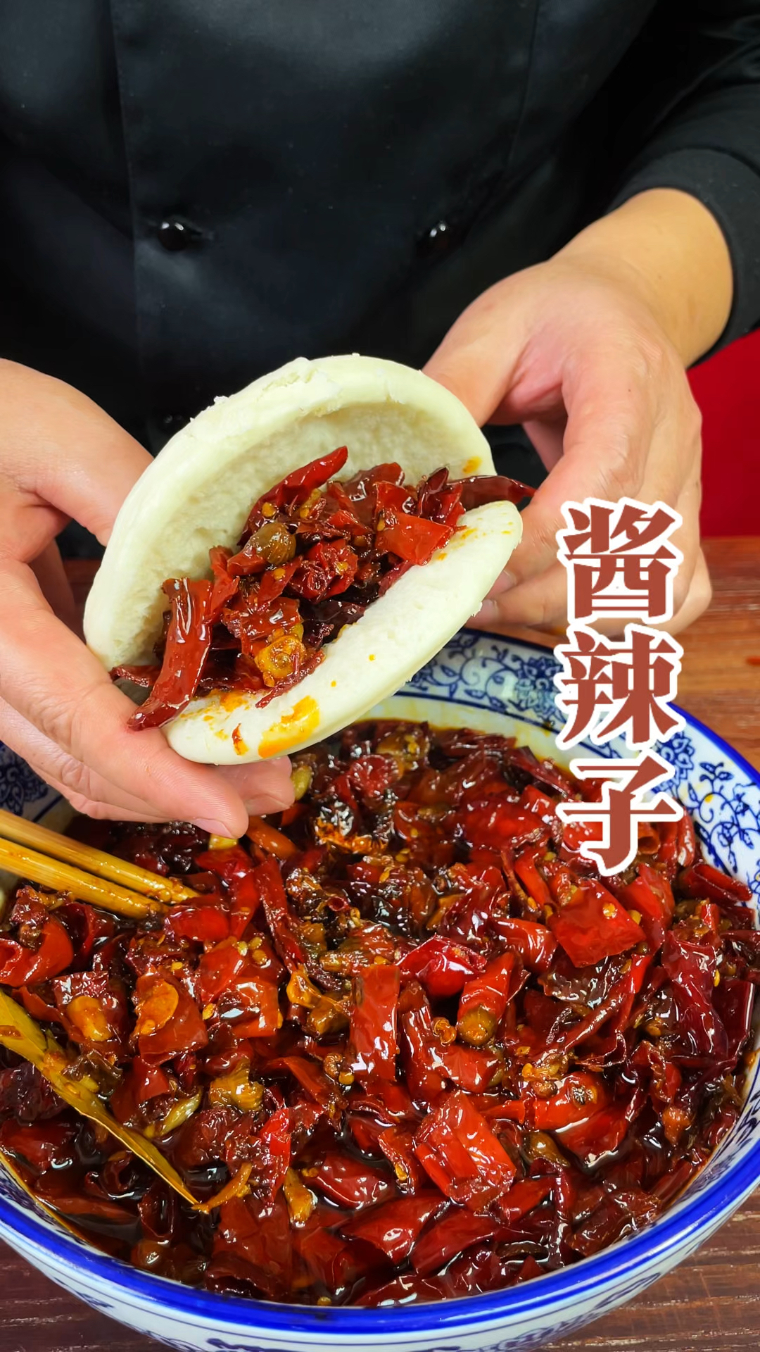 陕西小吃店里有一道免费小菜酱辣子,如何制作出香辣入味效果呢?