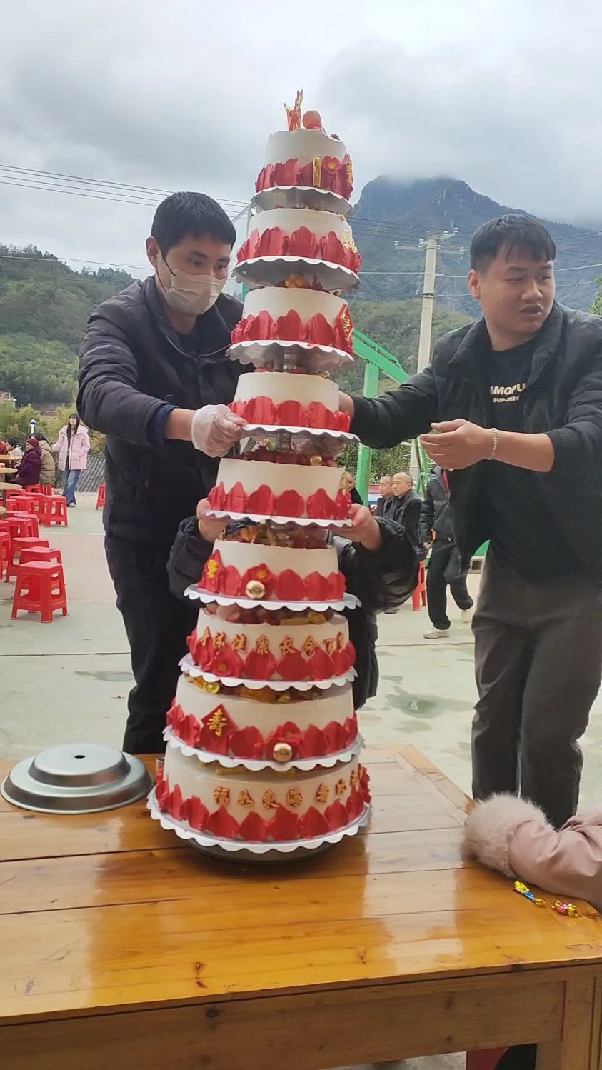 耄耄之年老人过生日,9层蛋糕寓意90岁