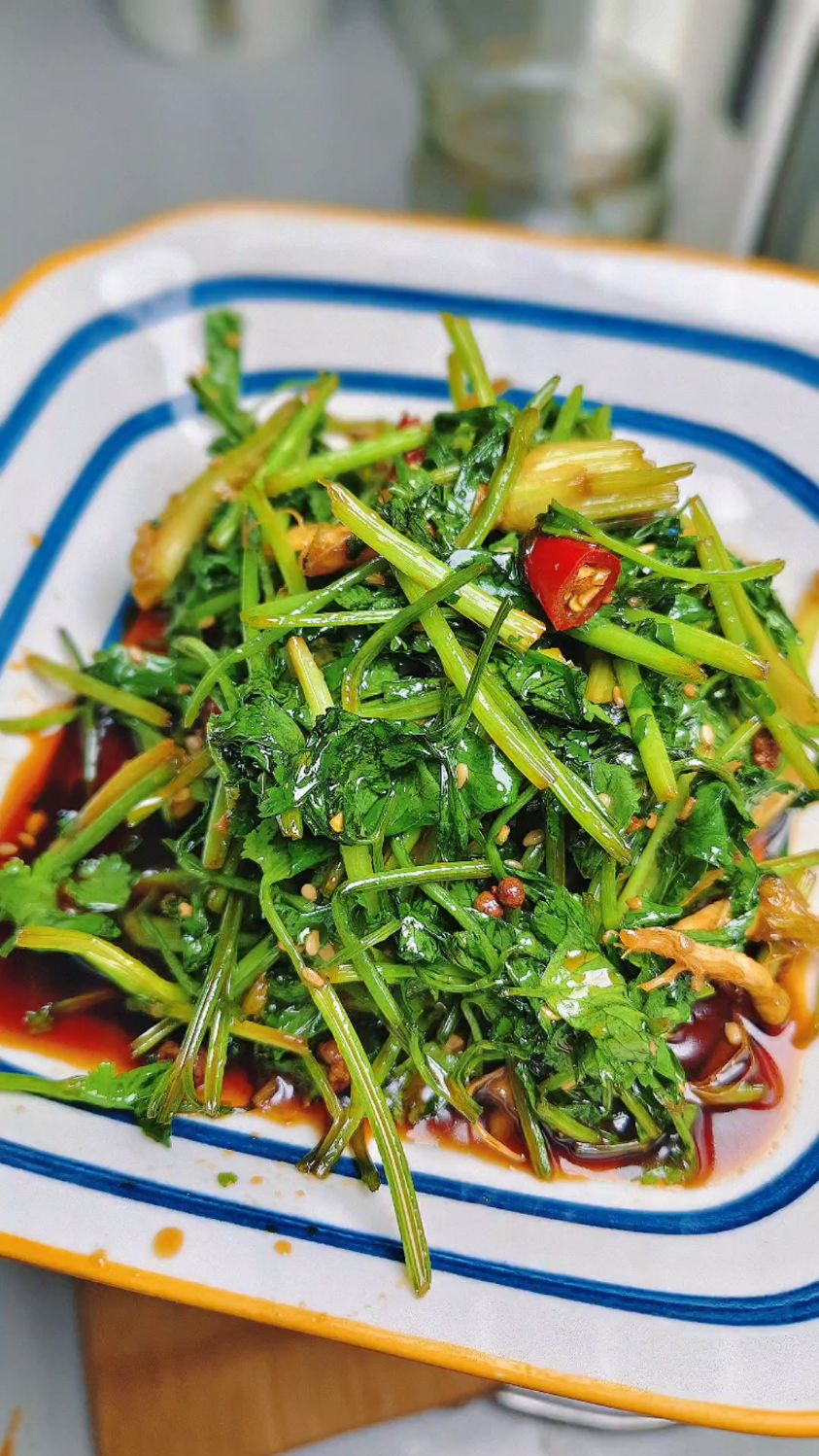 你们肯定不相信香菜腌起来居然这么好吃不,超级好吃下饭!