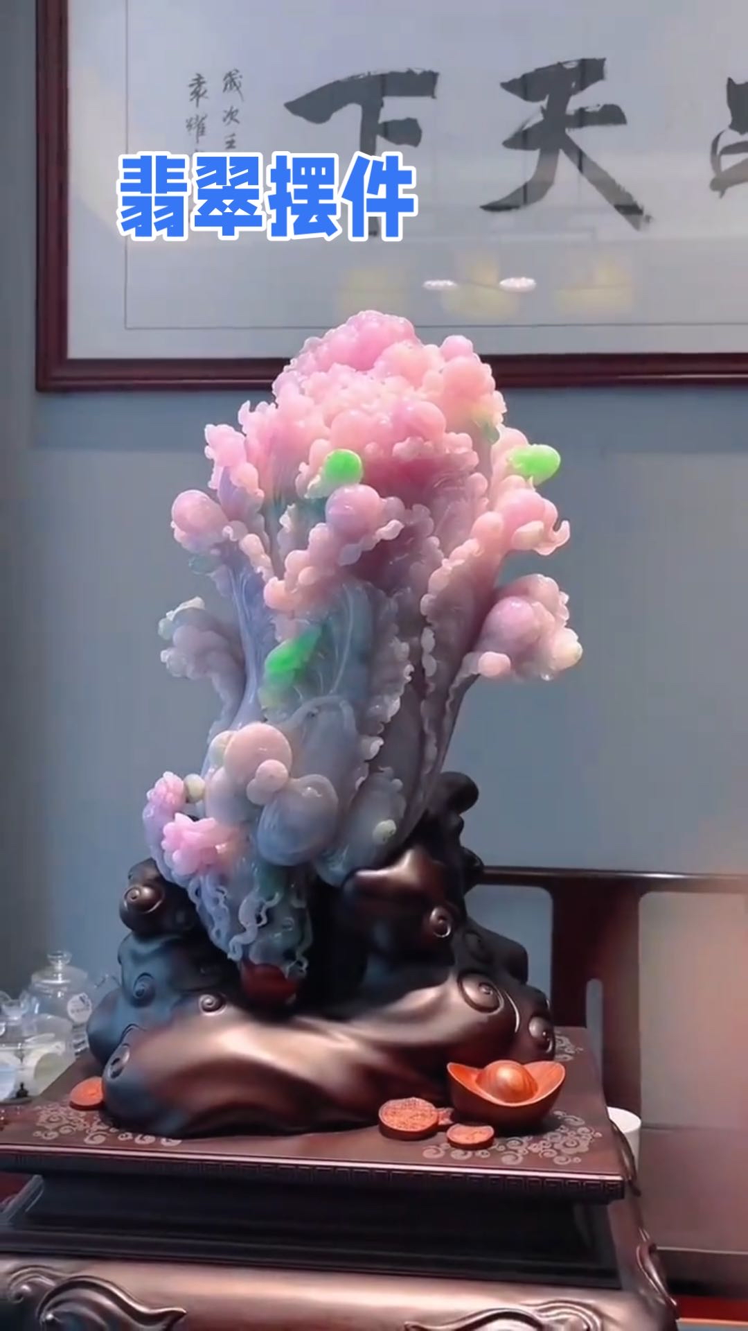 历时一年才雕刻好的春带彩翡翠白菜,颜色漂亮,品质高!