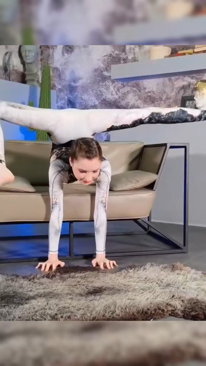 少女优雅芭蕾舞,室内现代艺术氛围。