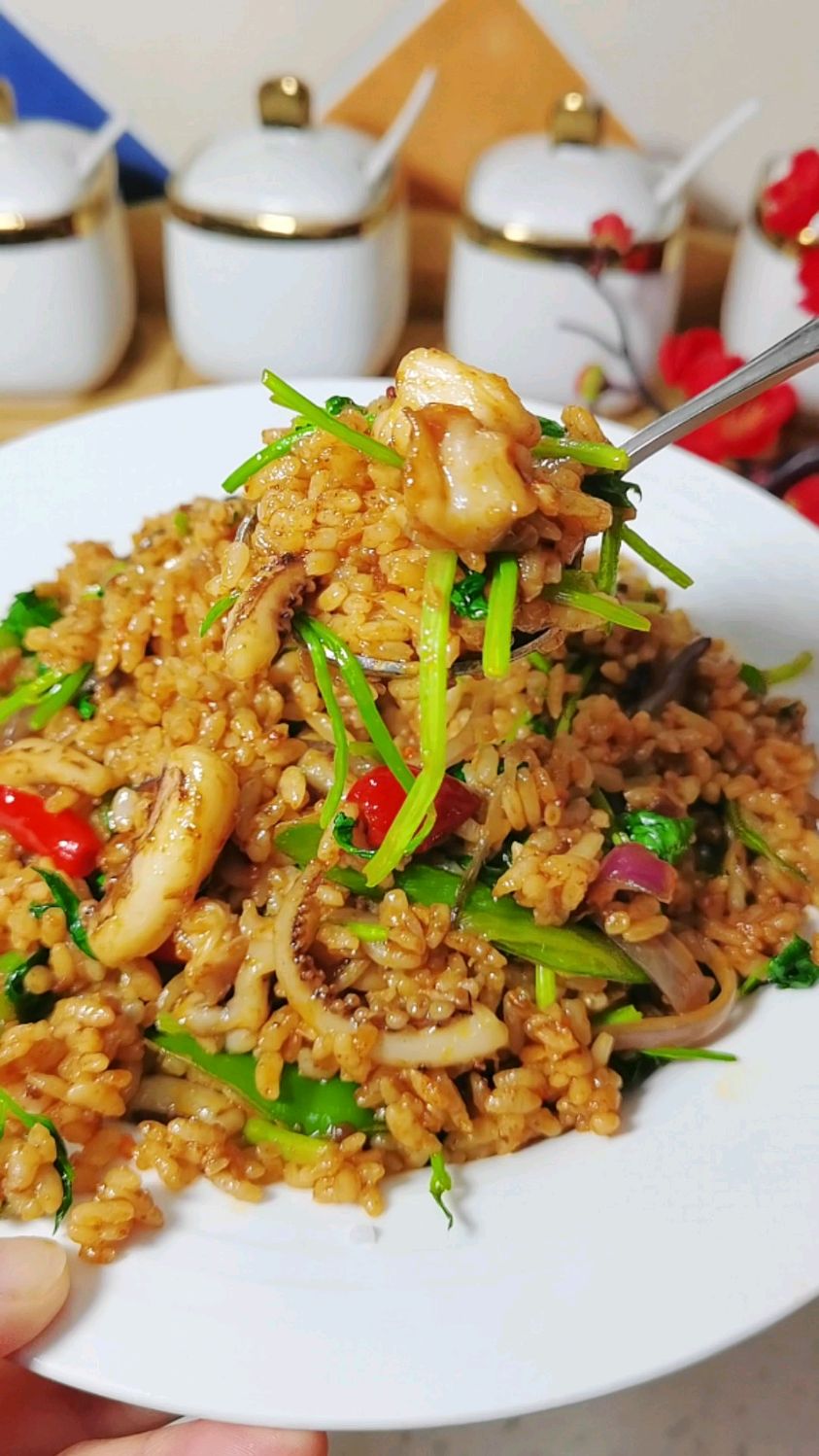 外面店里鱿鱼炒饭一份二三十 自己在家做不到十块钱 口口都是鱿鱼