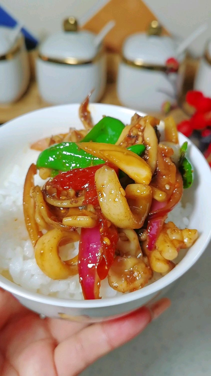 鱿鱼炒辣椒你用什么炒?今天我用烧烤料炒出来味道也不错呢