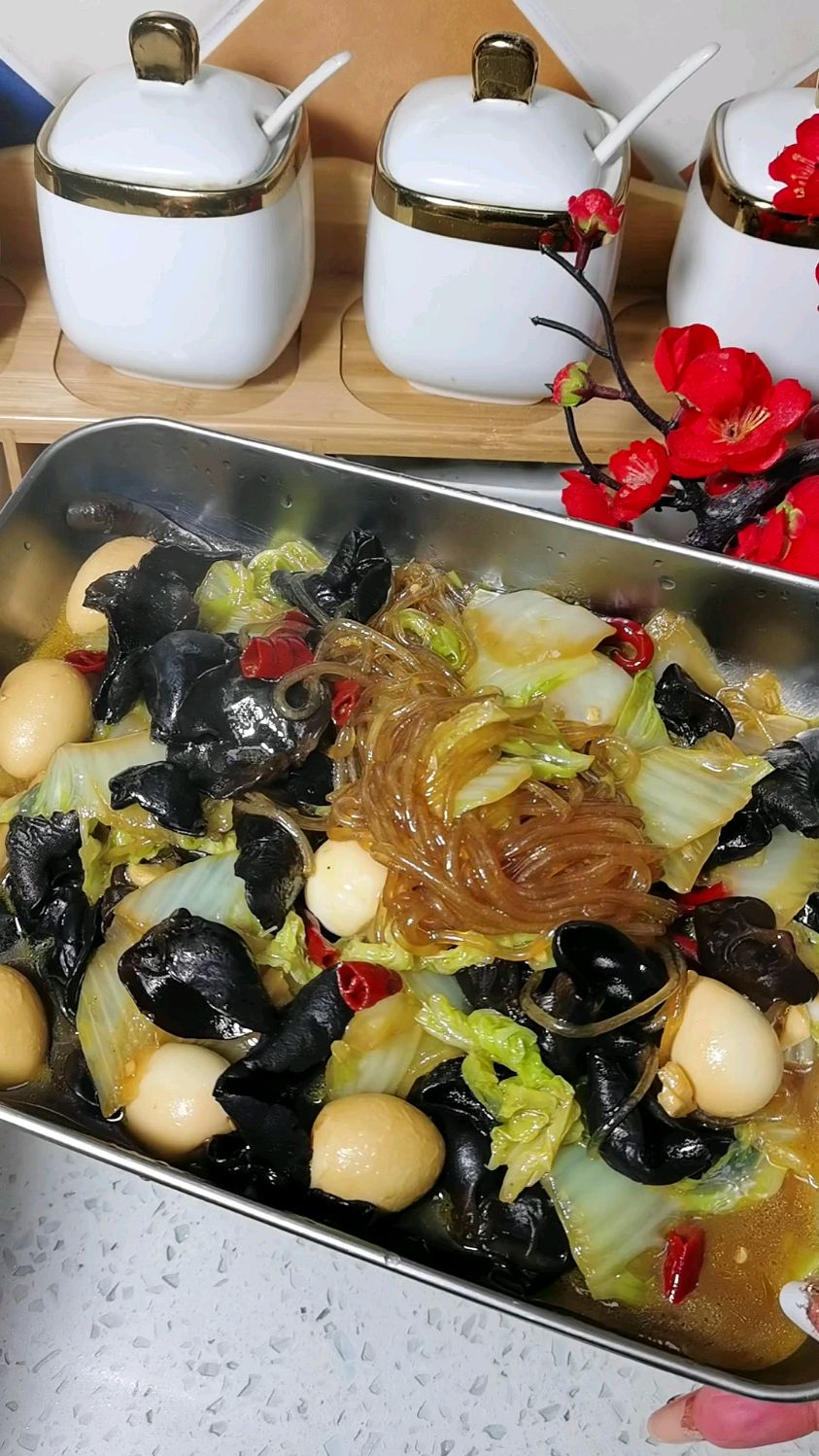 天冷了就适合吃点热乎的 白菜木耳炖粉条怎么都吃不够