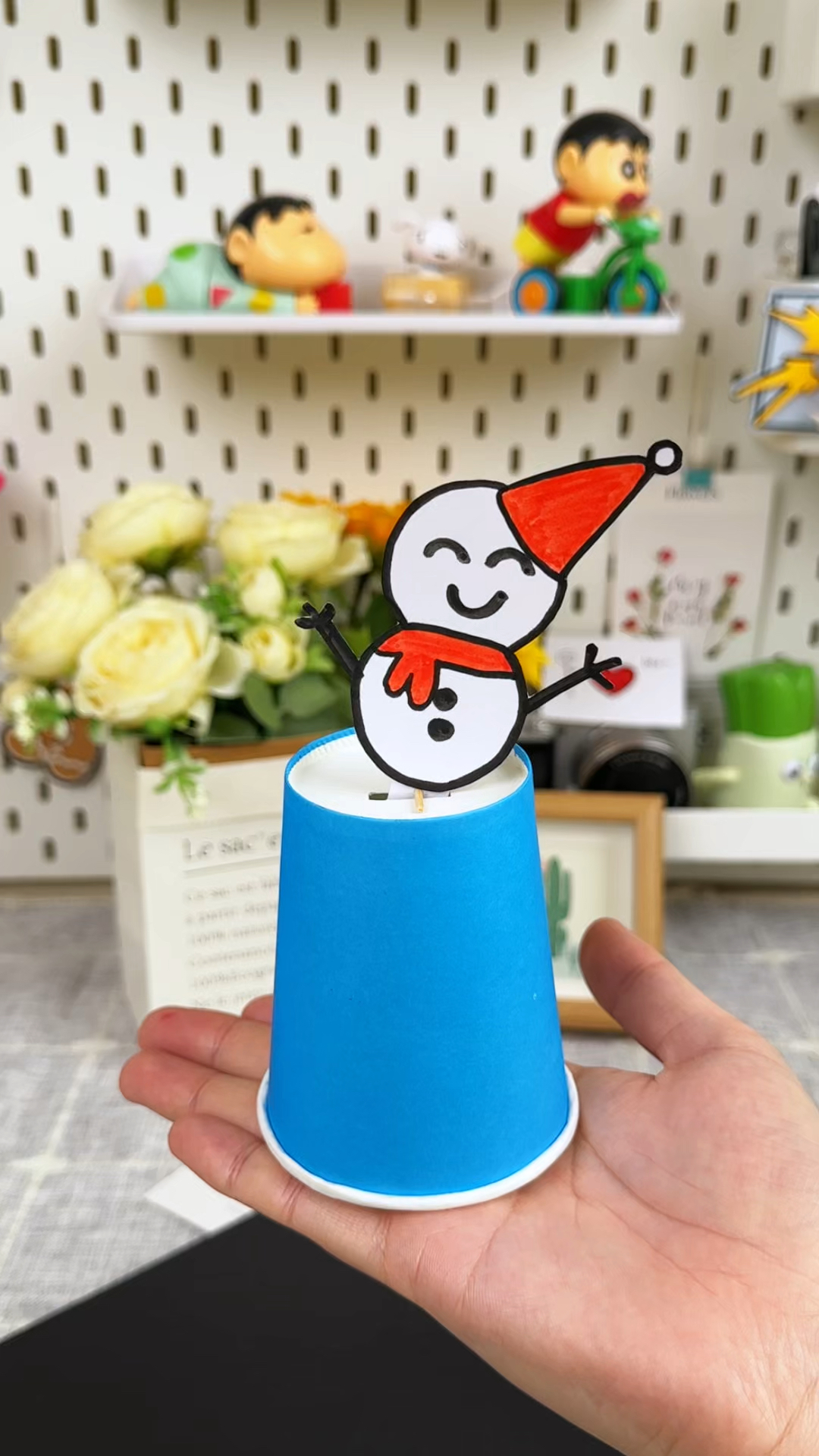 教你用一次性纸杯,做个摇摆的小雪人,太有意思了!