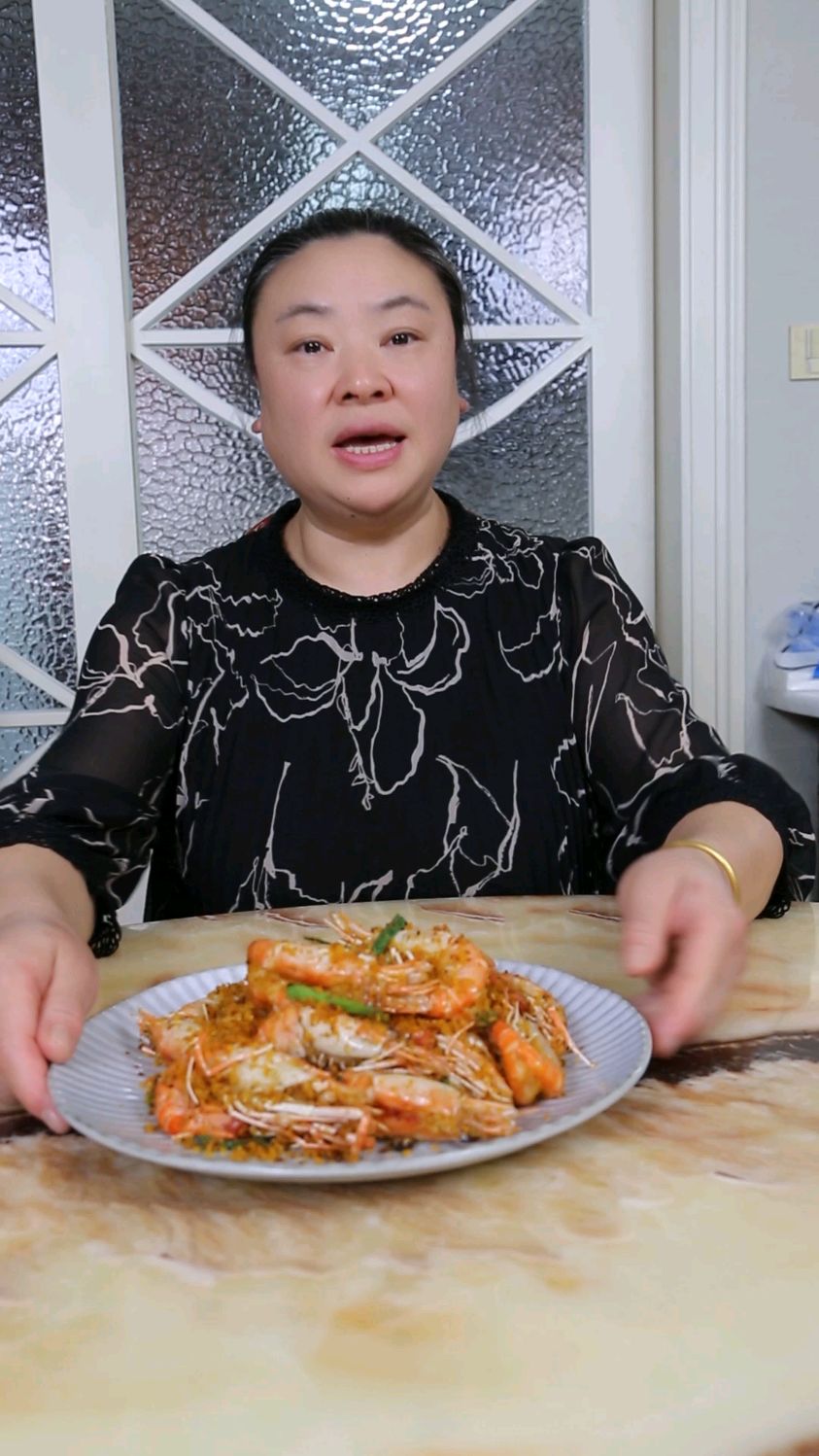 罗氏虾用避风塘调味料做的罗氏虾鲜香酥脆
