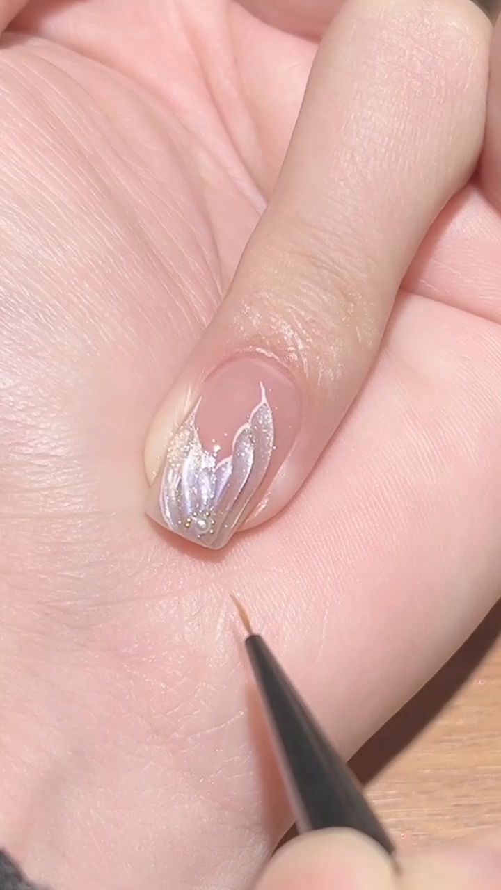 手绘冰透极光鱼尾美甲做法