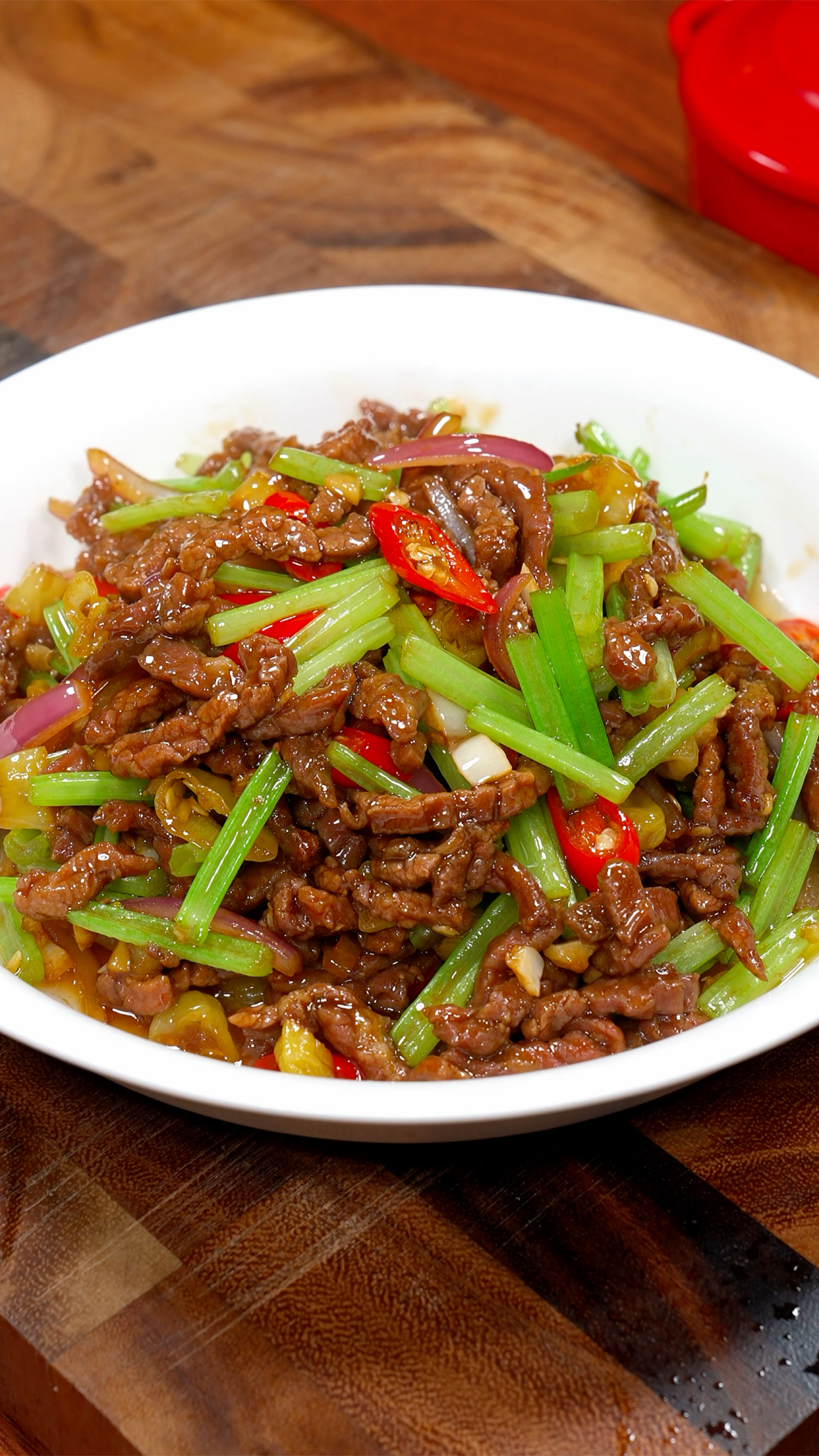 我认为芹菜最好吃的做法就是炒牛肉了,不仅香辣入味好吃又下饭