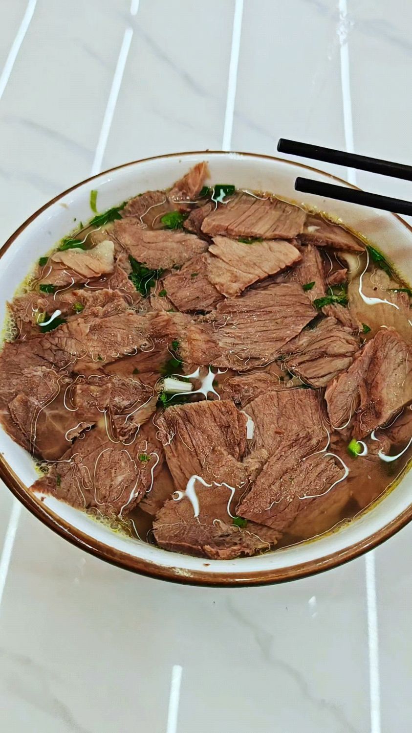 中年男人下班后20元的快乐,一碗兰州牛肉刀削面,加肉的