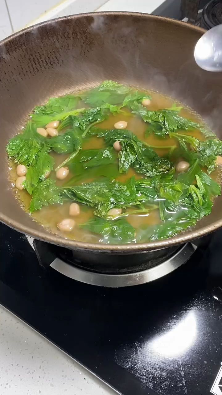 芹菜花生汤的做法