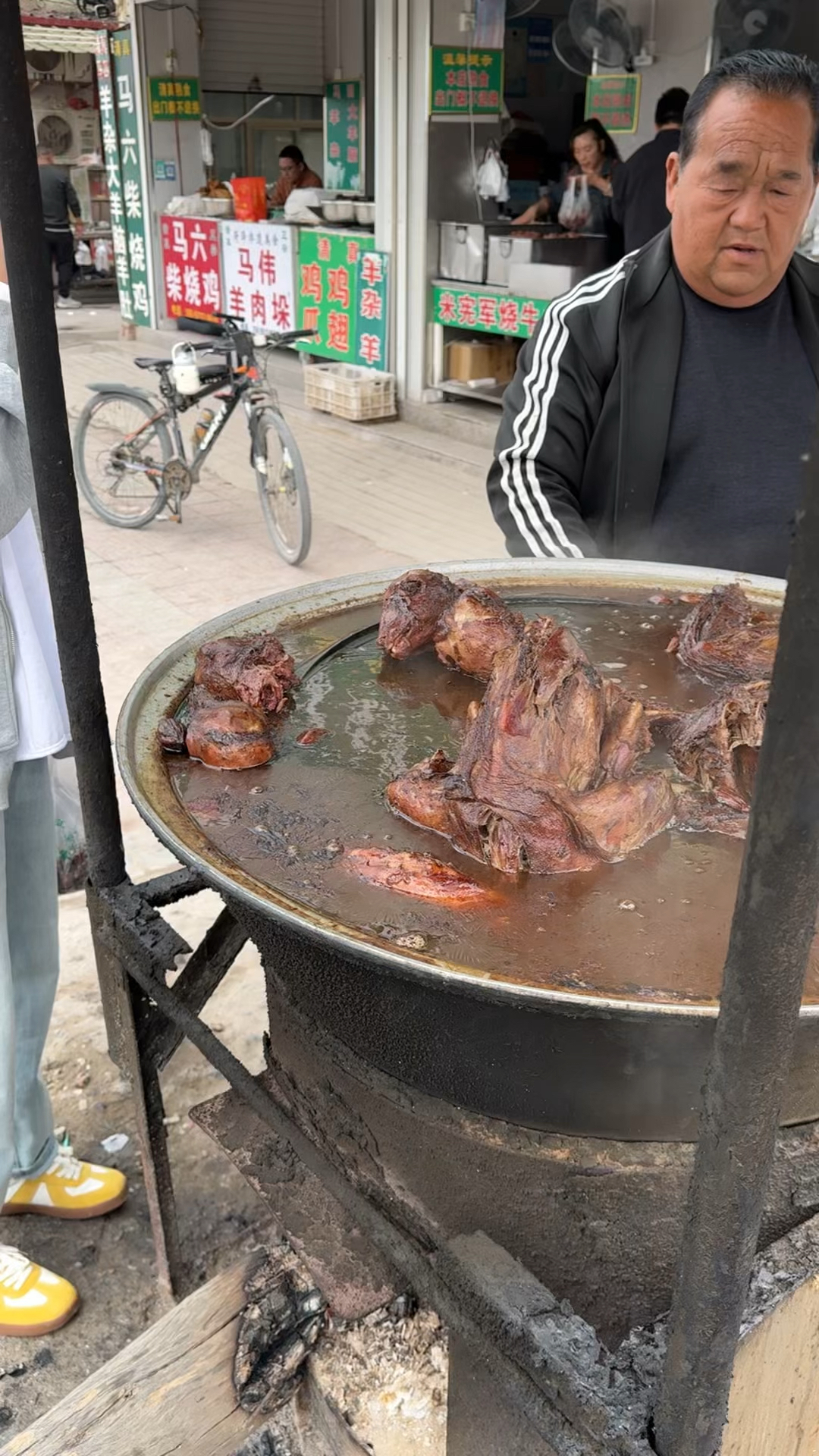 山东大爷羊羔肉出摊了,45一斤,去皮小羊羔,卤味重你们敢吃吗