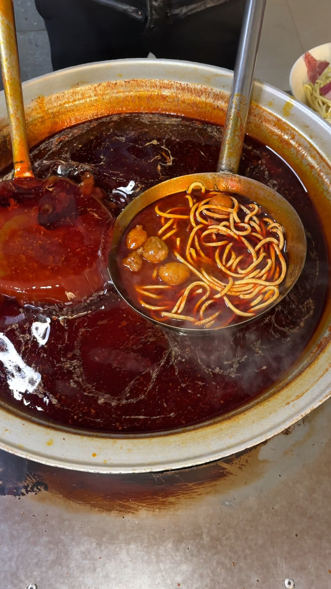 山西临汾牛肉丸子面,12一碗,汤红面韧,丸子挺好吃,外地少见