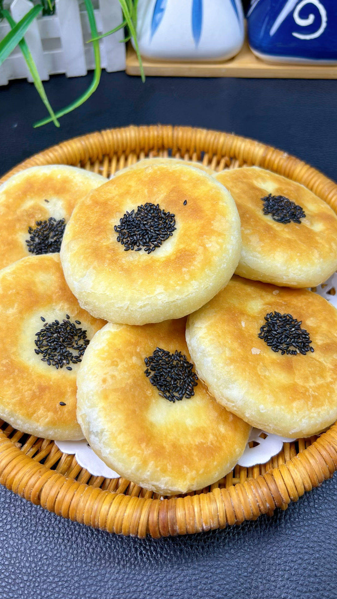 想吃豆沙烧饼别去外面买了,在家简单2步搞定,香甜酥脆掉渣