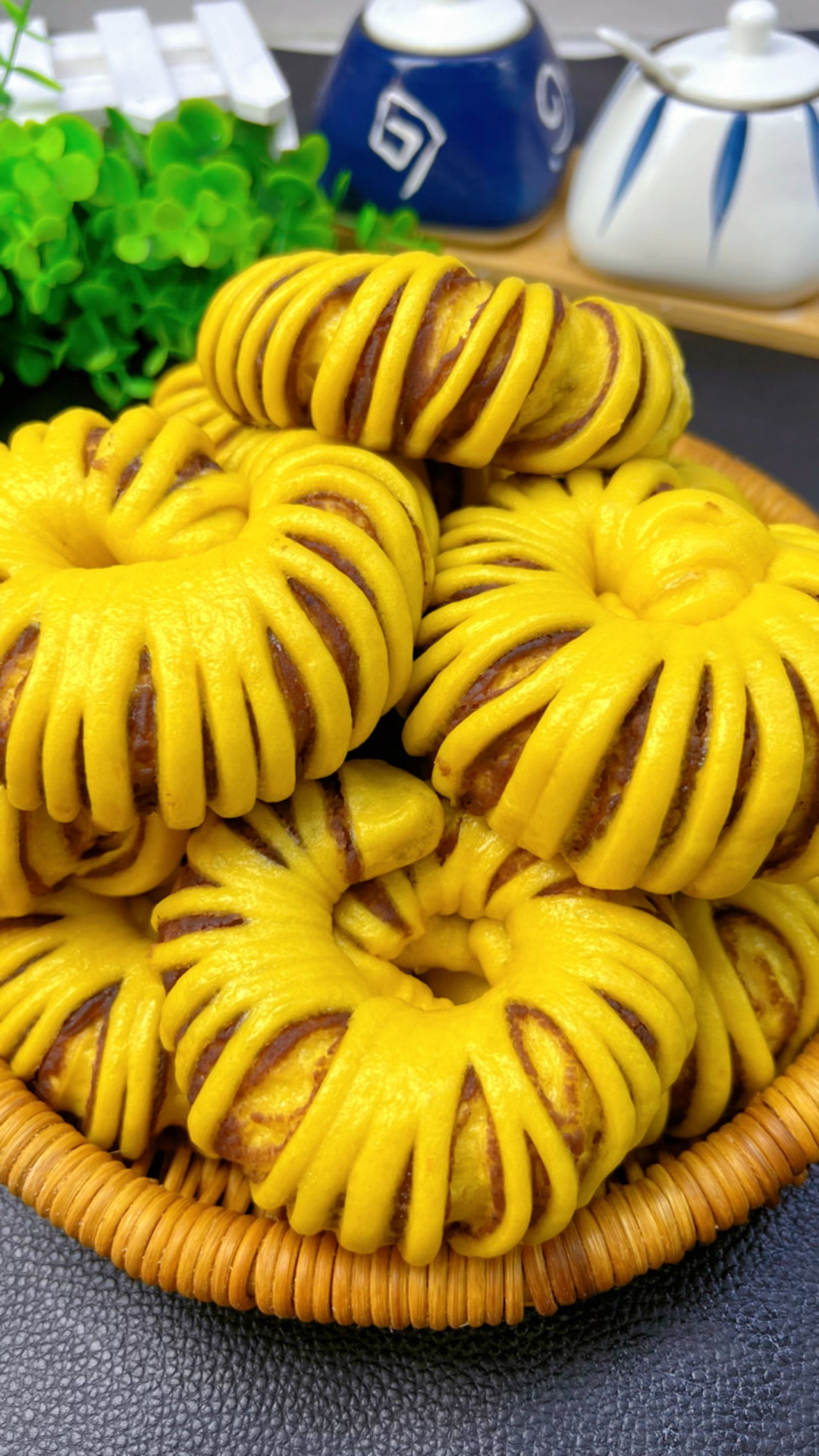 一看就会做的南瓜豆沙卷,香甜松软简单又好吃,上桌就扫光