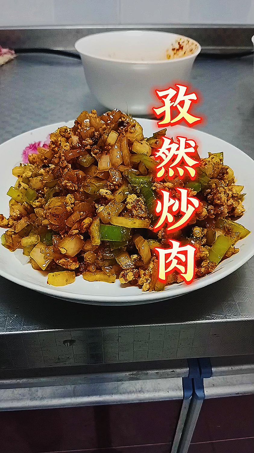 在陕西馍可夹一切,这才是西安人赋予孜然炒肉非常合适的食用方式