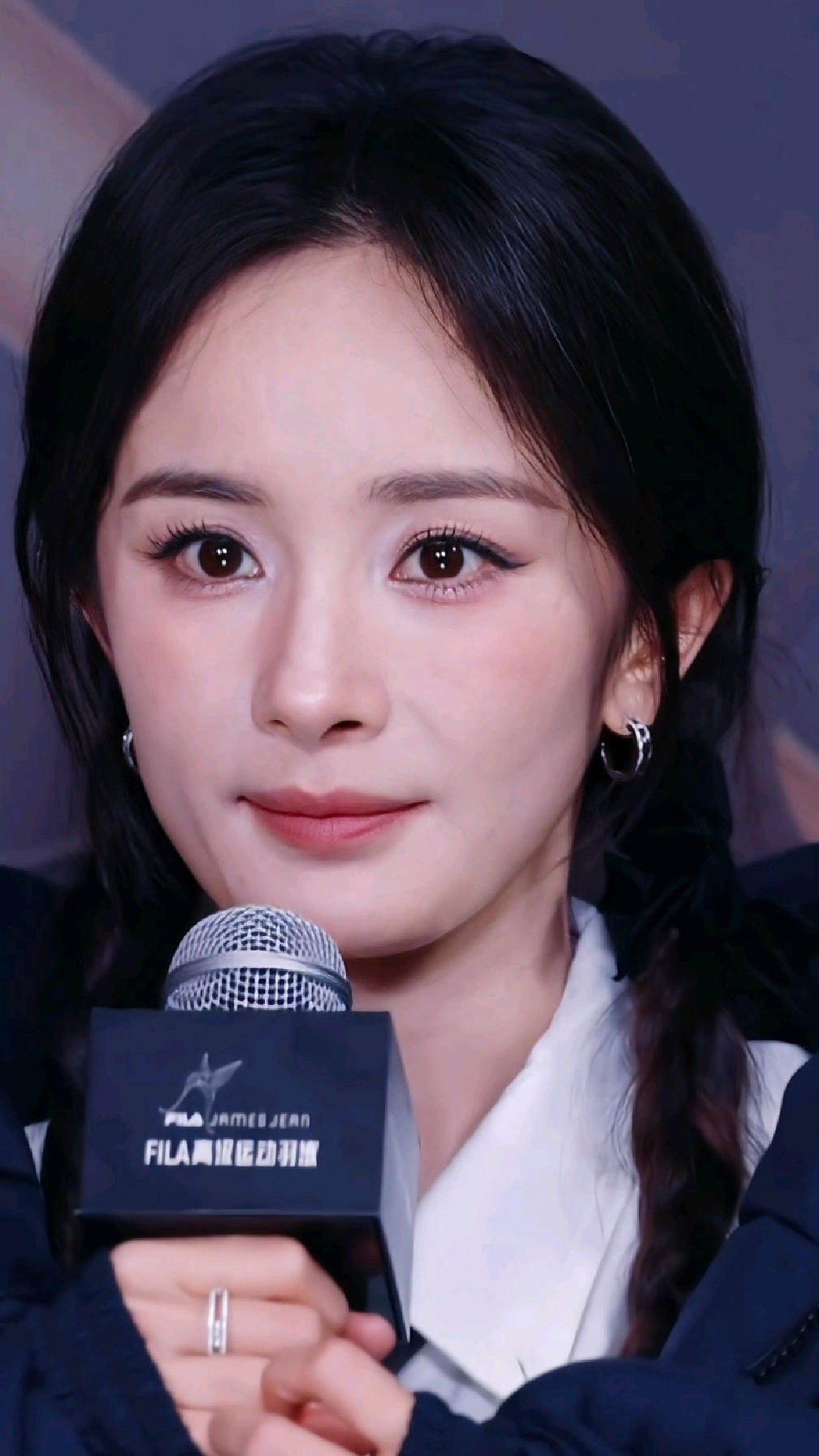 杨幂新造型,马尾辫搭配面包服出席活动,瞬间年轻了10岁