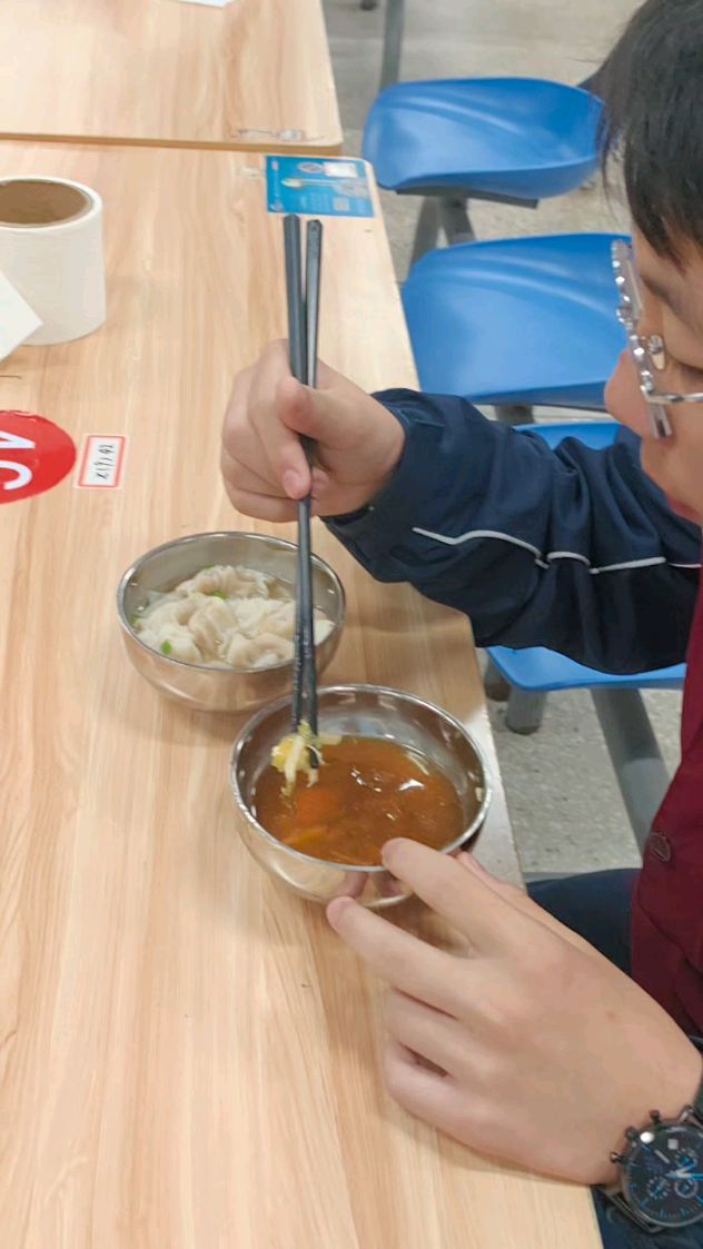 早餐品种多样,馄饨蛋炒饭番茄煮面豆沙包白馒头,牛奶及各式小菜