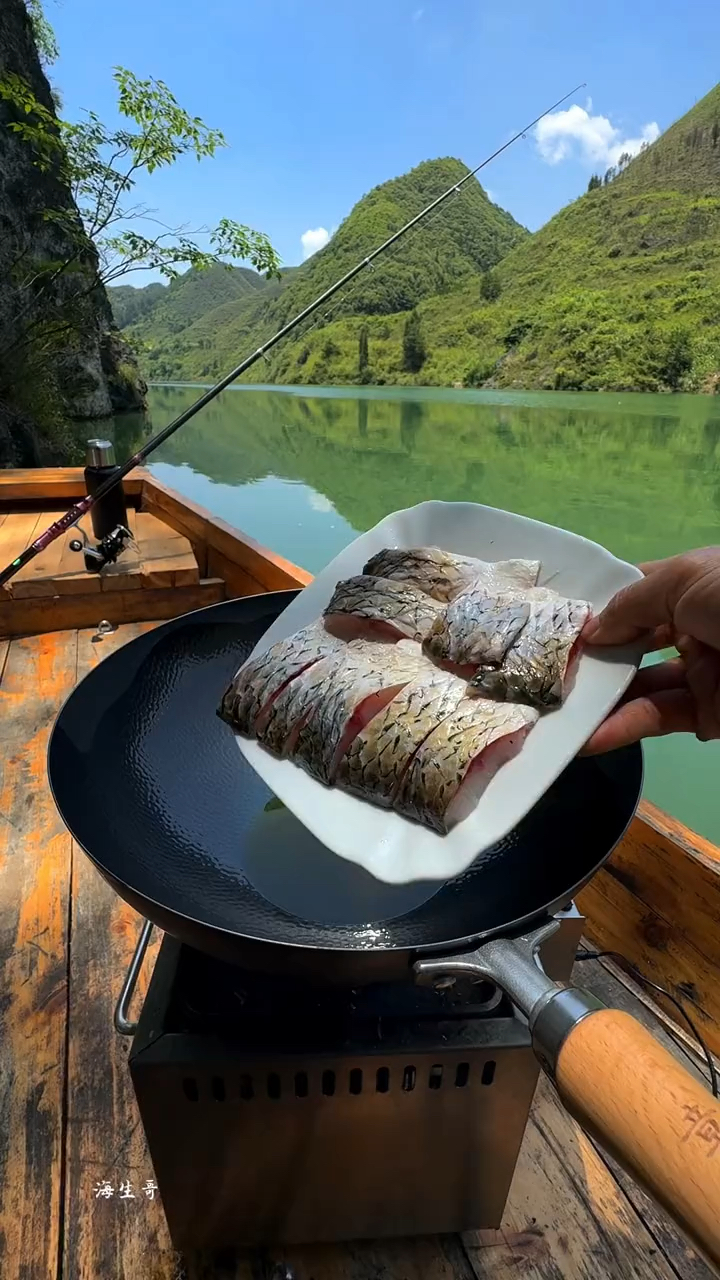 户外美食的红烧鱼