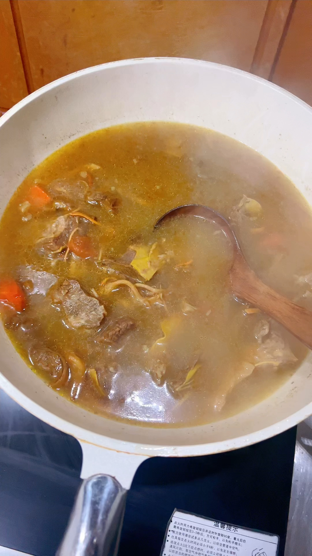炖的牛肉菌菇汤。炖牛肉那个块不能太小,太小就缩水,变得特别小