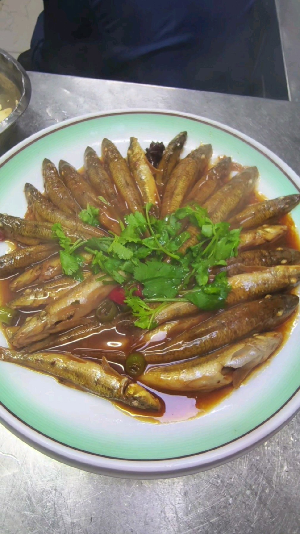 酱焖河鱼穿钉鱼。