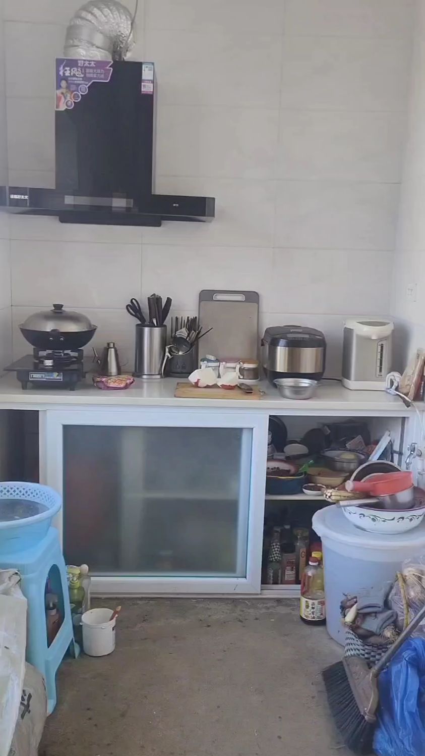 今天我做道咱东北人的特色咸菜,红萝卜条凉拌,又香又脆特下饭