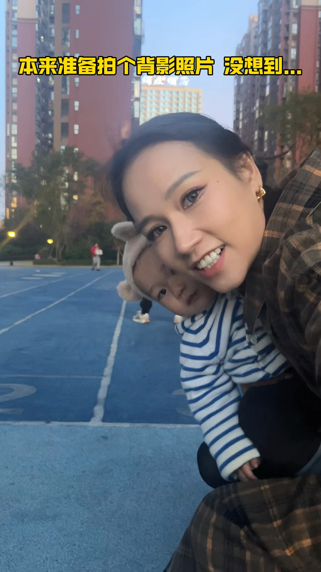 本来准备拍个背影照片,没想到!