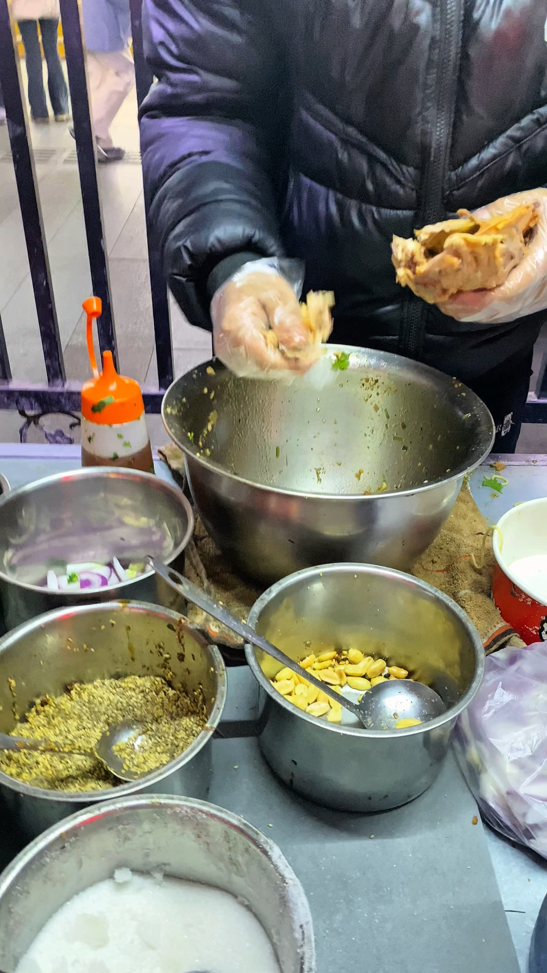 街边偶遇沈阳鸡架拌面15一份～大家觉得值不值?