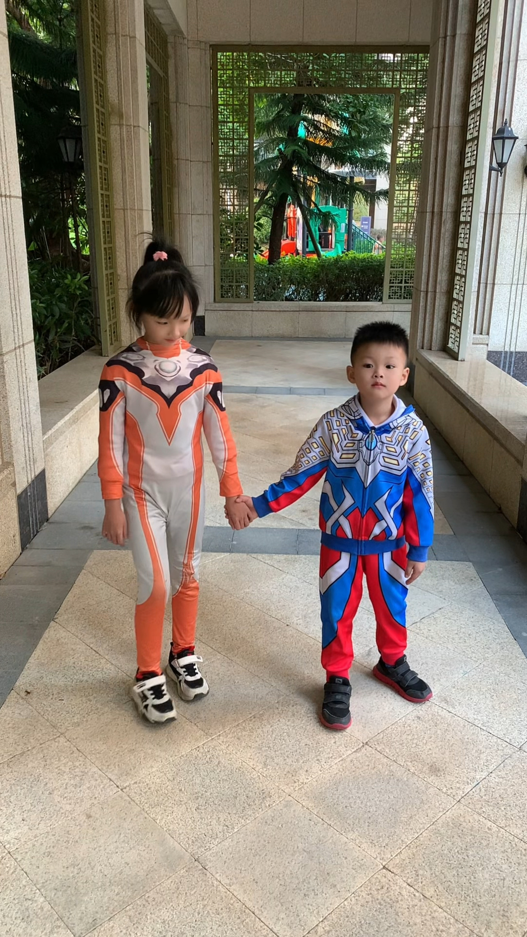 小赛罗被贝老黑石化了