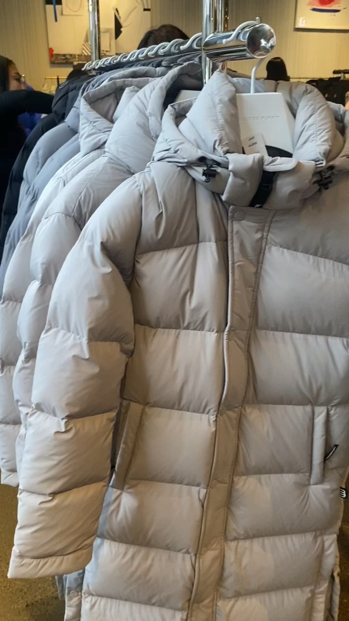 去Downtown逛街,逛到加拿大本土品牌aritzia,这是加拿大鹅平替