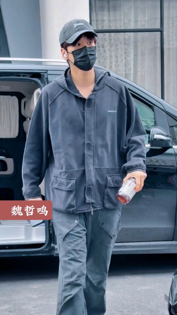 魏哲鸣上班路透,穿搭休闲,头戴鸭舌帽,又帅又低调!
