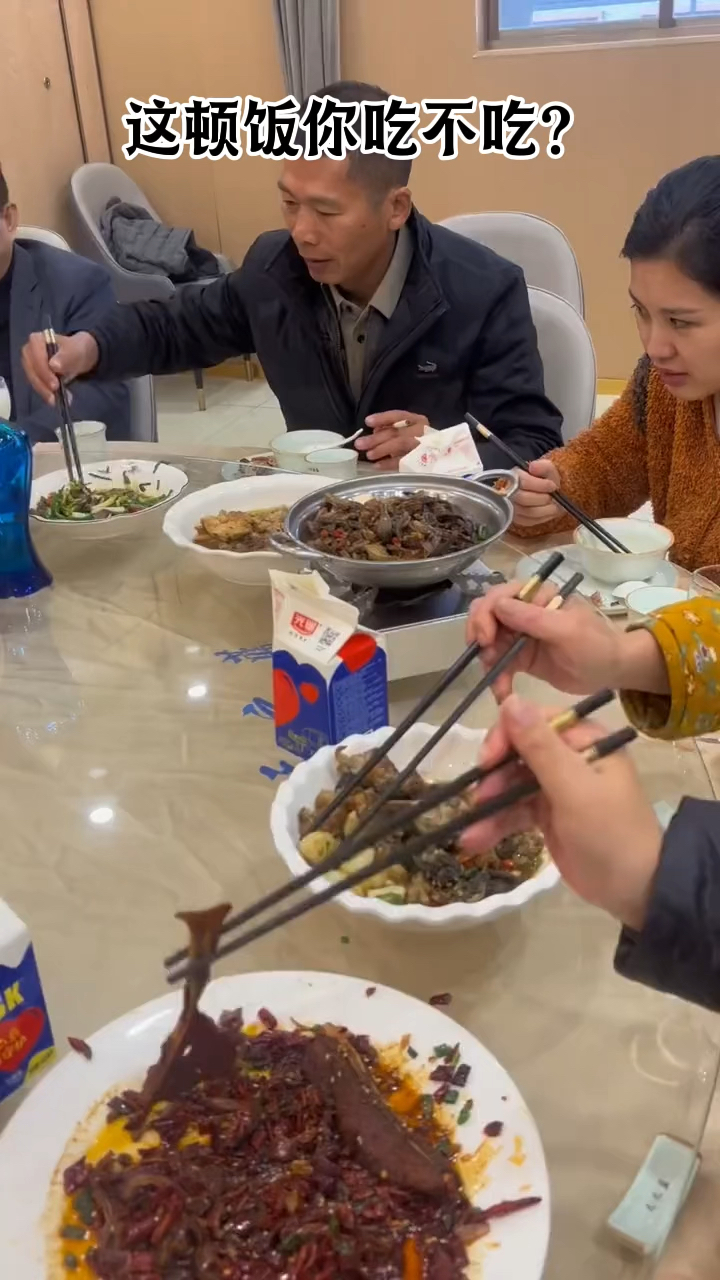 什么饭店还让客人自己炒菜?