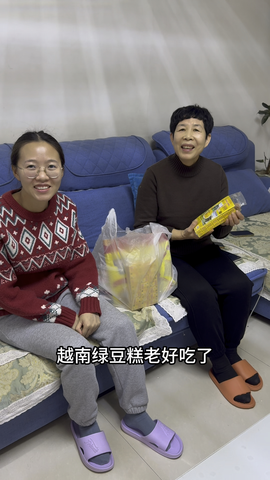 婆婆给越南媳妇1万大红包,对儿媳妇送她的越南绿豆糕赞不绝口