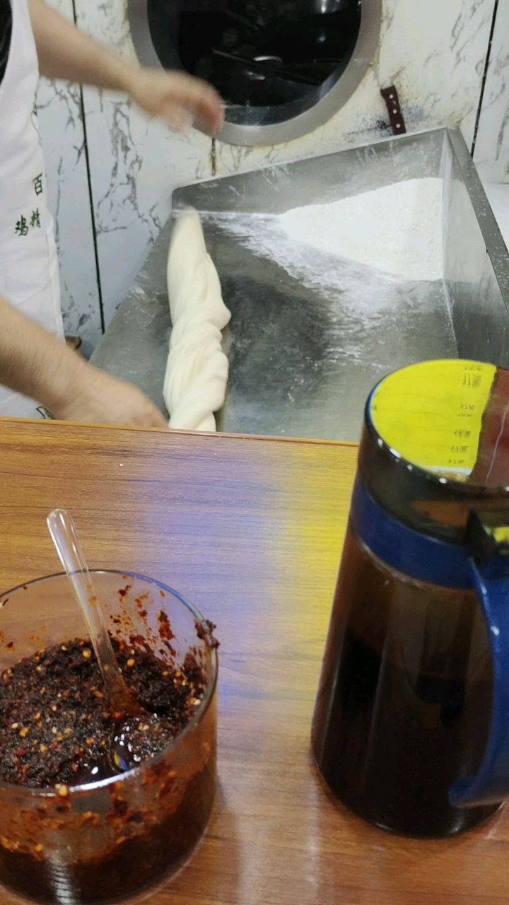 来份兰州拉面吧,蒜苔牛肉盖浇面,拉面现场做,劲道得很