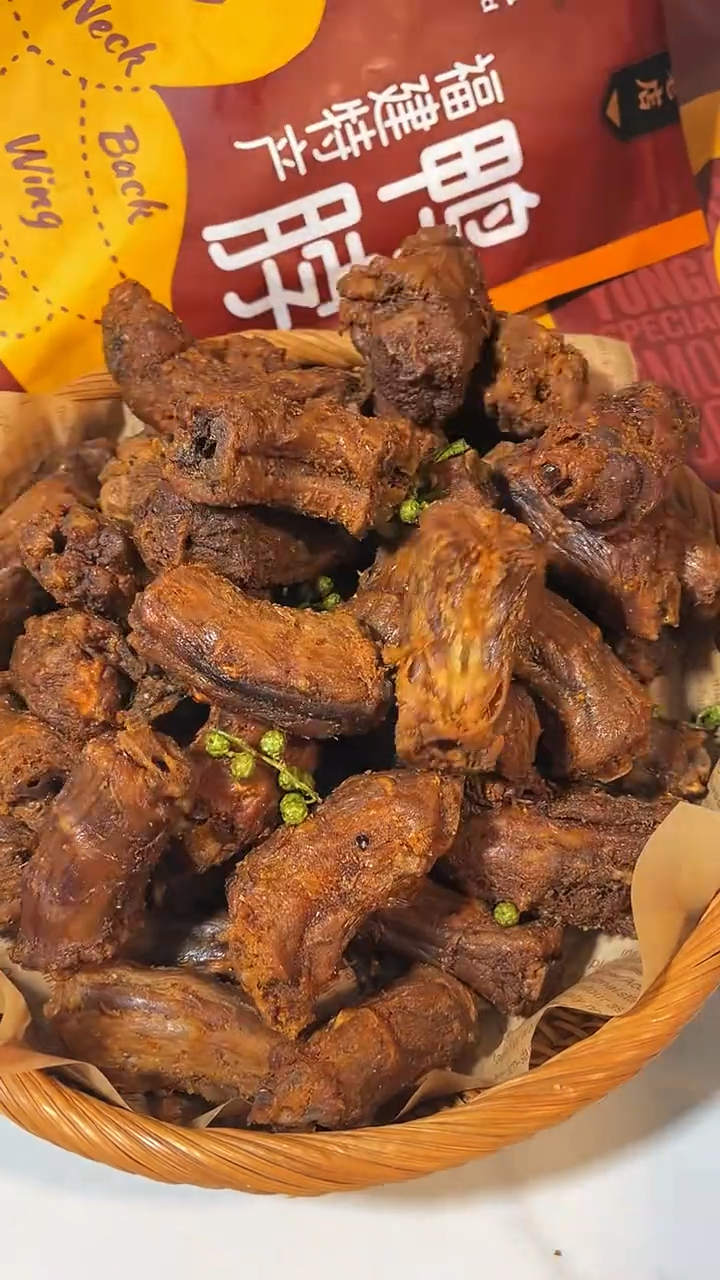 风干鸭脖个大肉厚,越嚼越香。#百度优选省心年货节#