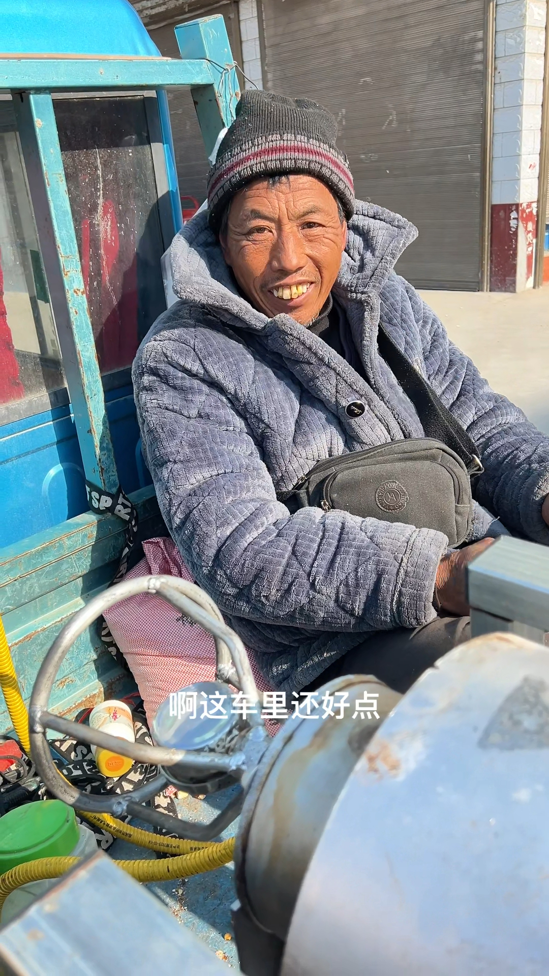农村街边炸爆米花生意不如去年,大哥乐呵呵还得继续干