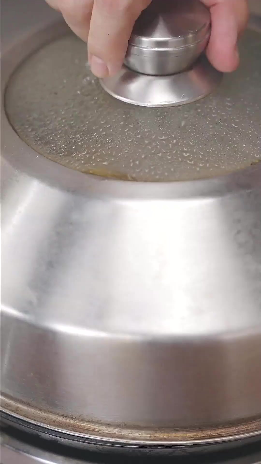 中国传统文化中的茶和中式菜肴结合在一起，组成了这道鲜嫩多汁