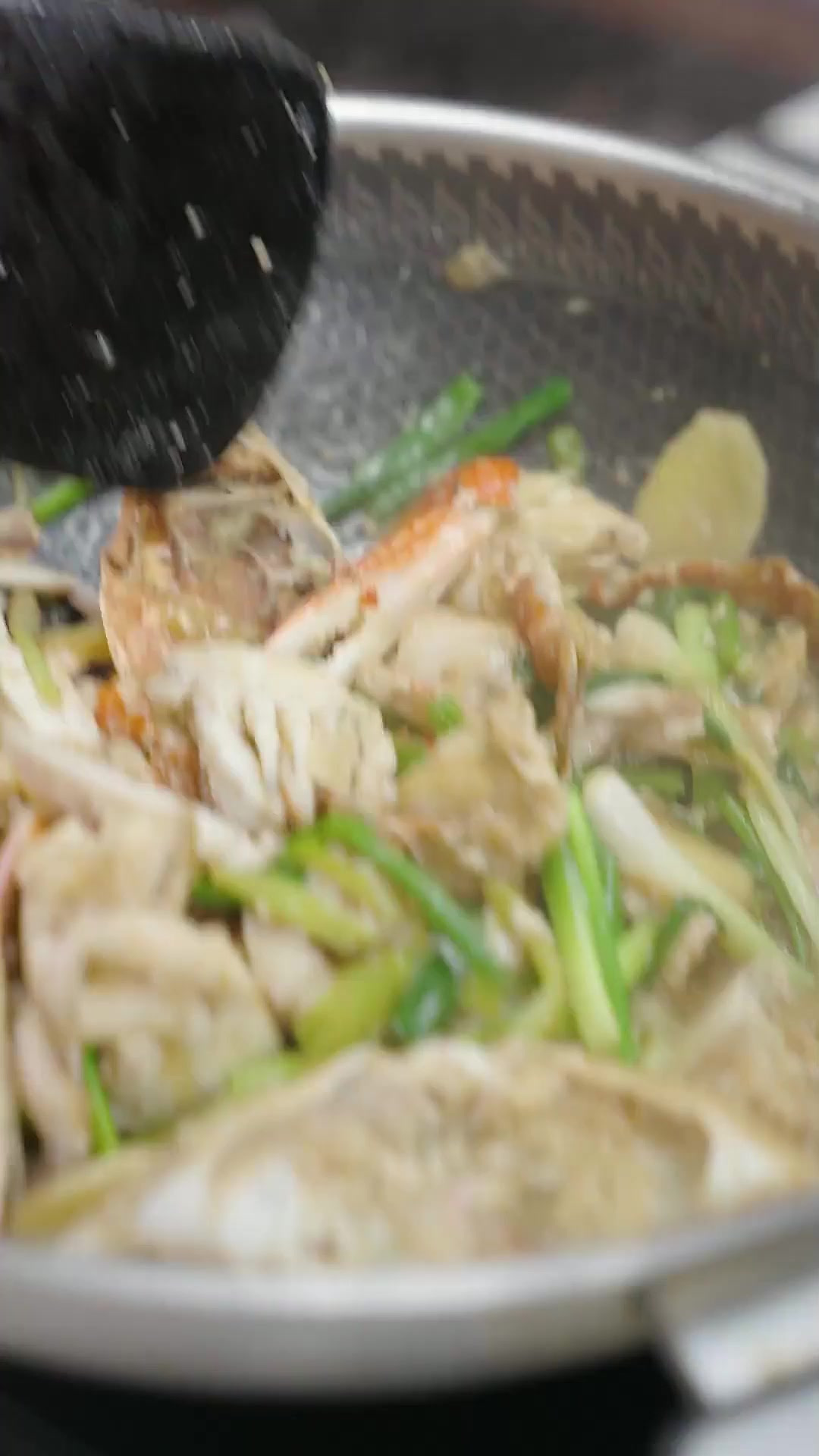 葱香四溢、金黄微焦的葱姜炒蟹~看完美鹤师傅的做法你就会知道