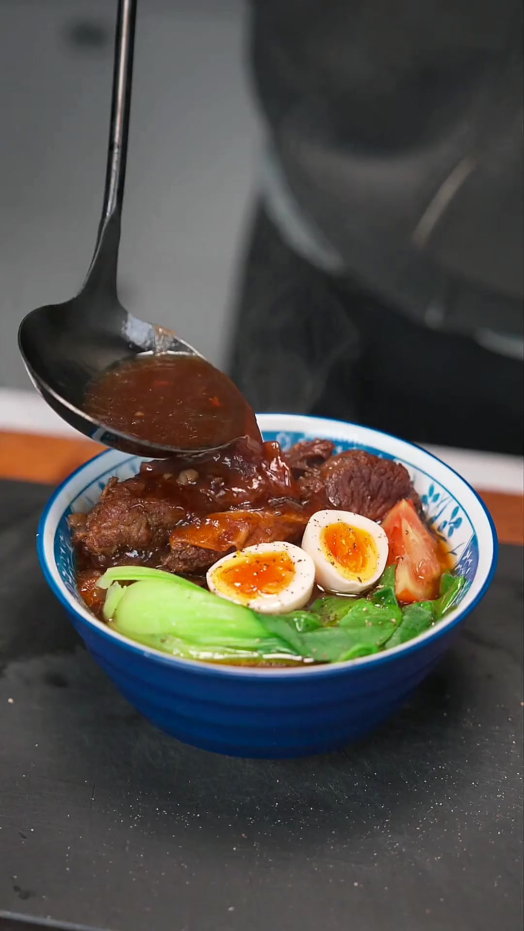 一锅炖红烧牛肉面！一定要试！做给家人