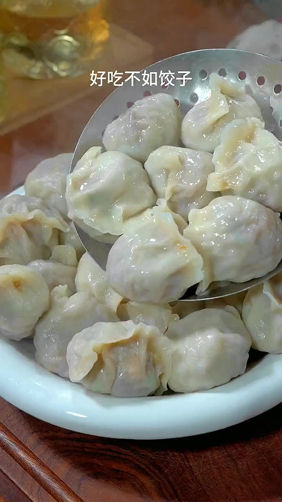 萝卜馅儿素饺子这样做皮薄馅多，鲜香味美。再蘸上辣椒油，一口一
