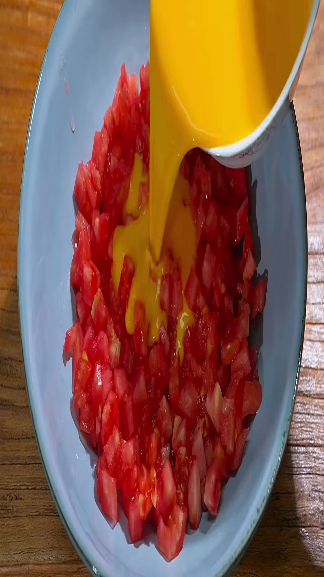 把鸡蛋液淋入西红柿中，教你神仙吃法，不炒也不煮，比红烧肉都香