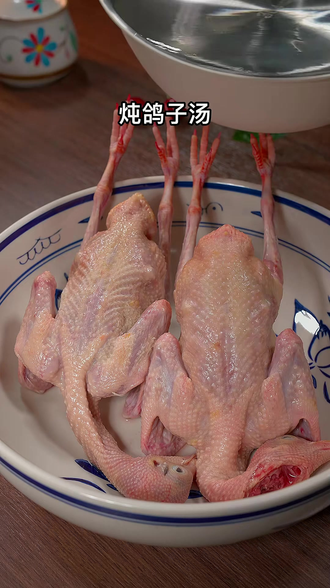 炖鸽子汤搭配一点云南羊肚菌菇～这样煲出来的汤，汤鲜味美
