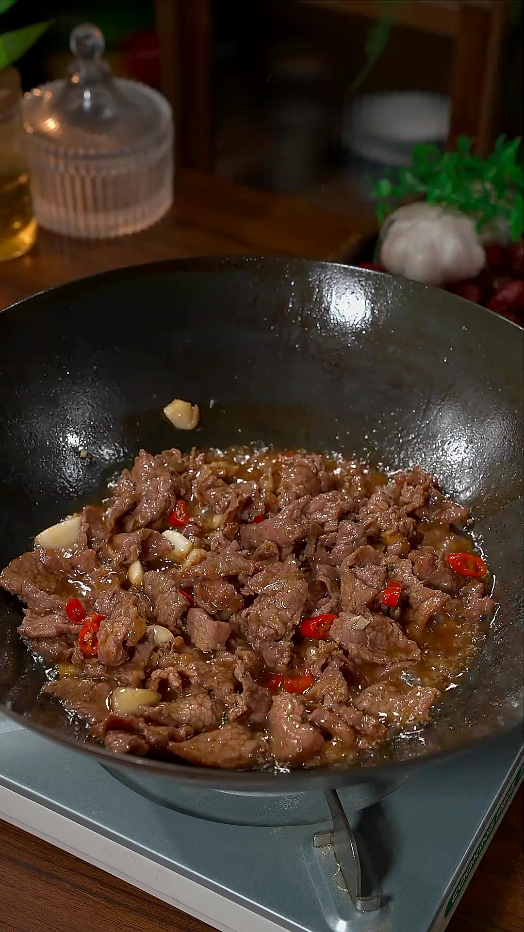 辣椒炒牛肉大家都爱吃 但在家做出来总是又老又硬 今天分享这个