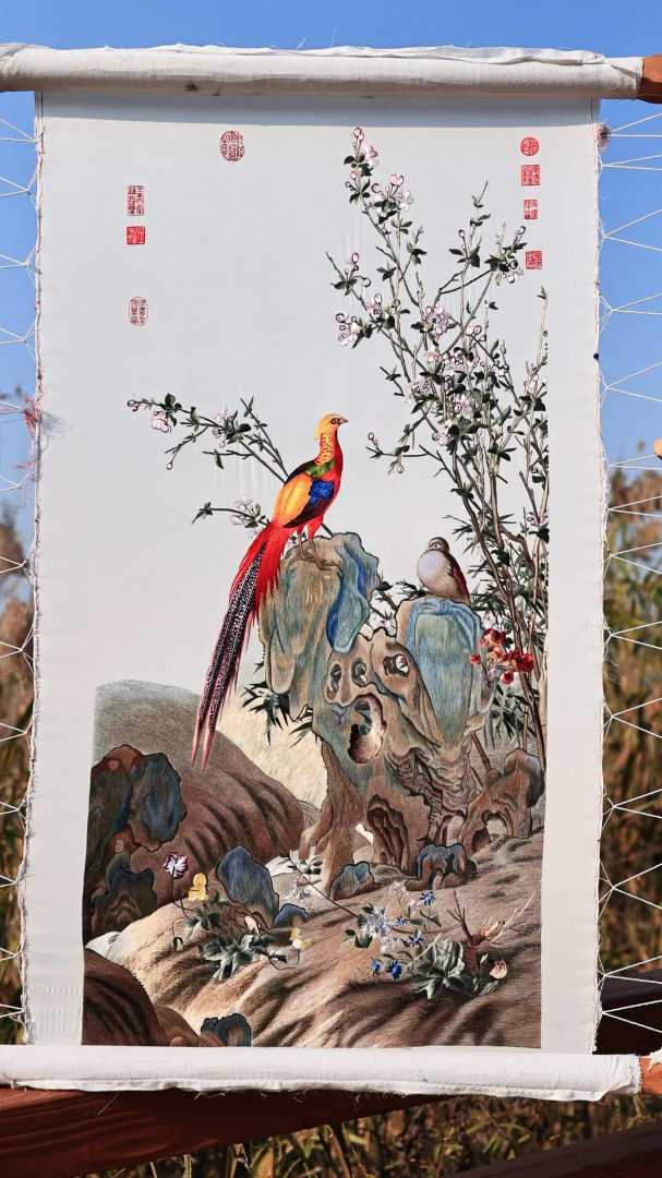 绣娘耗时300天复刻一品国画《锦春图》