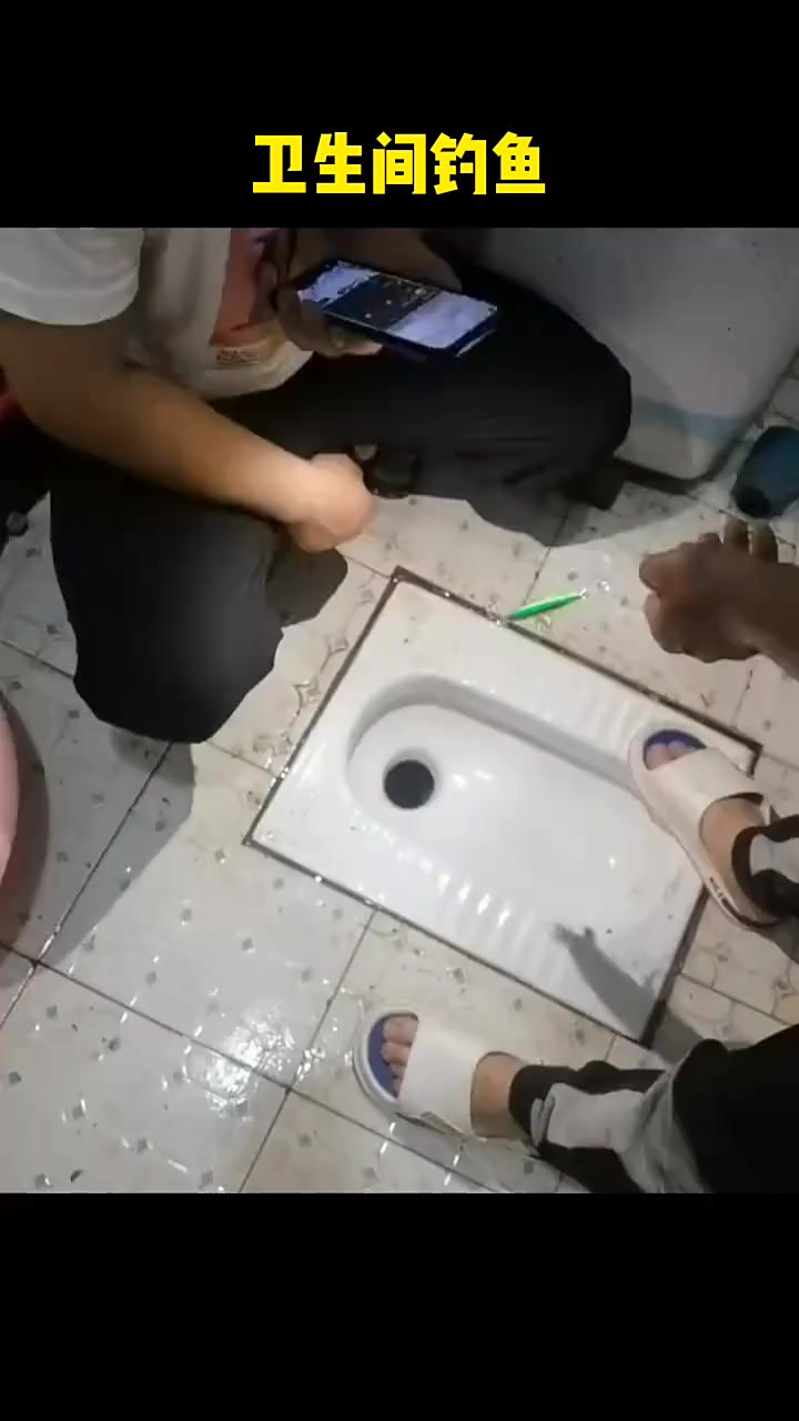 在卫生间能钓上鲶鱼来？自己养的吃着放心？