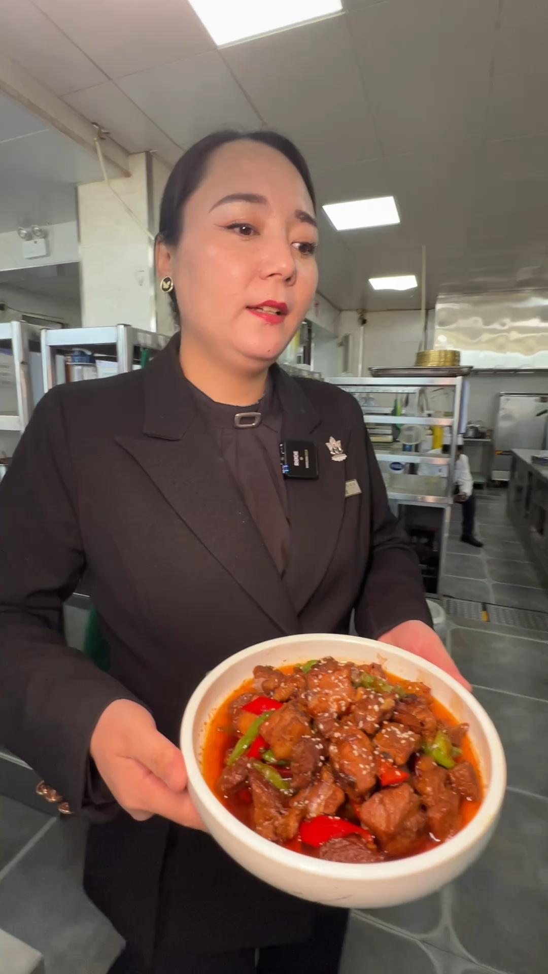 客人要吃生炒排骨,不煮不蒸直接生炒,却能做到软烂脱骨。一起来看看。