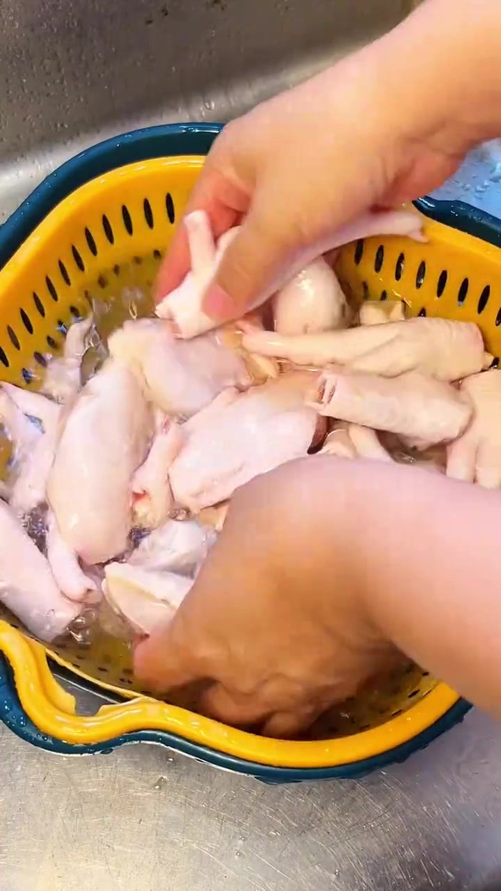 今天做了鲜虾鸡爪煲，鸡爪软软糯糯，大虾肉质Q弹，简单又好吃