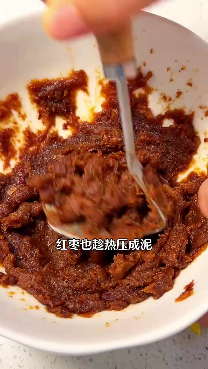 把南瓜和红枣上锅蒸一蒸,做成南瓜枣泥馒头,一口一个太好吃了